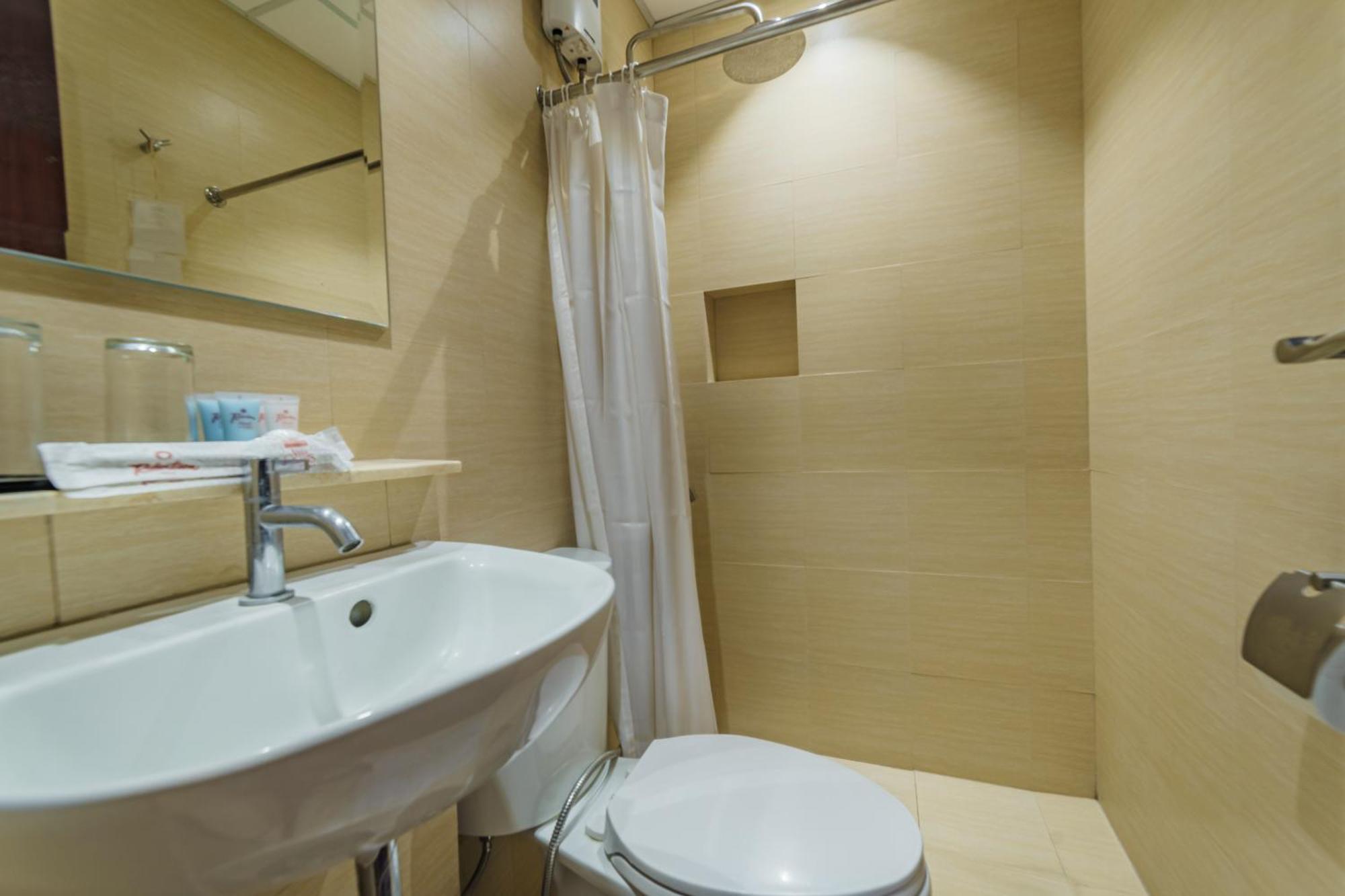 Robertson Hotel Нага Екстериор снимка